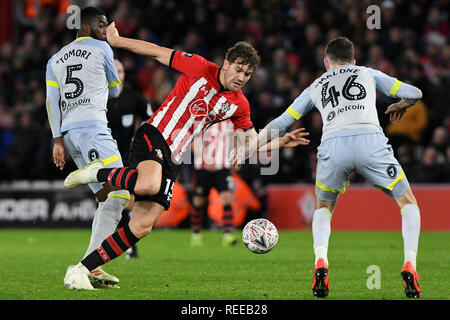 Sam Gallagher di Southampton batte Fikayo Tomori e Scott Malone del Derby County - Southampton v Derby County, Emirati FA Cup terzo turno Replay Foto Stock