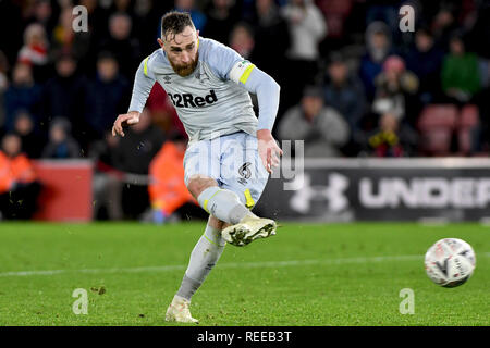 Richard Keogh di Derby County punteggi la pena vincente - Southampton v Derby County, Emirati FA Cup terzo turno Replay, St Mary's Stadium, Sou Foto Stock