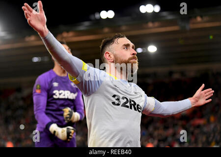 Richard Keogh di Derby County celebra il punteggio di penalità decisiva per inviare il suo team nel quarto round - Southampton v Derby County, l Emirato Foto Stock