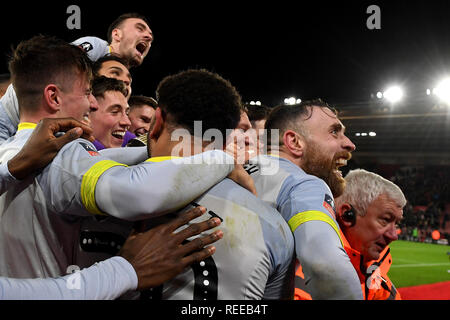 Derby County giocatori festeggiare la conquista dopo una penalità shoot out - Southampton v Derby County, Emirati FA Cup terzo turno Replay, St Mary Stadi Foto Stock