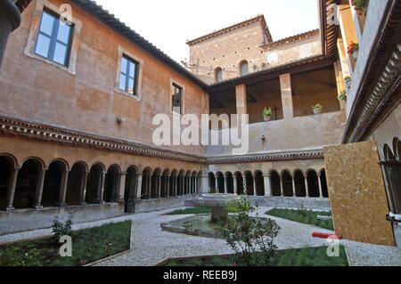 Nel chiostro della Basilica SS. Quattro Coronati al Celio ( Basilica dei Santi Quattro Coronati ) Roma, lazio, Italy Foto © Fabio Mazzarella Foto Stock