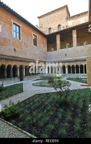 Nel chiostro della Basilica SS. Quattro Coronati al Celio ( Basilica dei Santi Quattro Coronati ) Roma, lazio, Italy Foto © Fabio Mazzarella Foto Stock