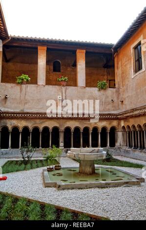 Nel chiostro della Basilica SS. Quattro Coronati al Celio ( Basilica dei Santi Quattro Coronati ) Roma, lazio, Italy Foto © Fabio Mazzarella Foto Stock