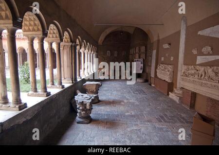 Nel chiostro della Basilica SS. Quattro Coronati al Celio ( Basilica dei Santi Quattro Coronati ) Roma, lazio, Italy Foto © Fabio Mazzarella Foto Stock