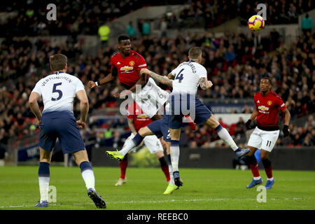 Paul Pogba del Manchester United dirige un sforzo intestata al traguardo - Tottenham Hotspur v Manchester United, Premier League, lo Stadio di Wembley, Londra (Wemb Foto Stock