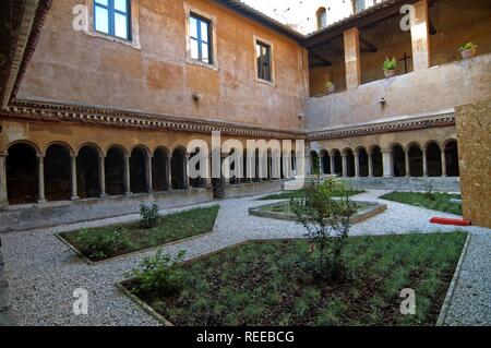 Nel chiostro della Basilica SS. Quattro Coronati al Celio ( Basilica dei Santi Quattro Coronati ) Roma, lazio, Italy Foto © Fabio Mazzarella Foto Stock