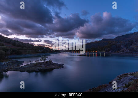 Llyn Padarn al crepuscolo e parco nazionale di Snowdonia Foto Stock