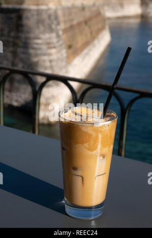 Grecia Corfu caffè ghiacciato al Aktaion bar e cafe presso la Fortezza vecchia di Corfù città Foto Stock