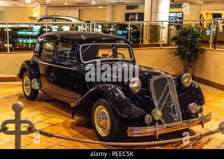 FONTVIEILLE, Monaco - JUN 2017: nero CITROEN 15sei 1950 a Monaco Top Cars Collection Museum. Foto Stock