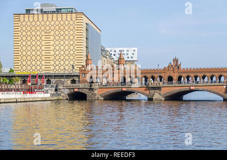 Berlino, Germania - 22 Aprile 2018: rive del fiume Spree con la costruzione del produttore di musica Musica universale (Eierkuehlhaus - deposito fresco) Foto Stock