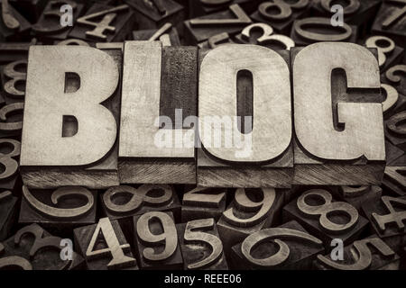 Blog di word in rilievografia vintage tipo di legno contro il numero casuale sfondo, immagine in bianco e nero Foto Stock