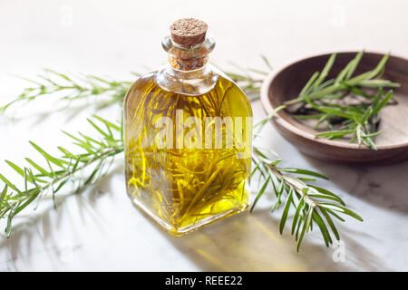 Olio di rosmarino. Olio di oliva con rosmarino erbe per cucinare. Olio infusi con erbe aromatiche Foto Stock