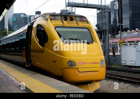 Rampa Queeensland inclinazione elettrica treno 'Città di Maryborough" presso la stazione di Roma Street, Brisbane, Australia Foto Stock