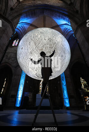 Attore Gareth Morrison entra nel carattere come Rabbie Burns sotto il Museo della luna installazione in la Cattedrale di St Giles, Edimburgo, durante il lancio di Burns e al di là di Festival. Foto Stock