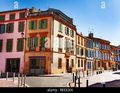 Graziose case antiche su strette strade di Tolosa Foto Stock