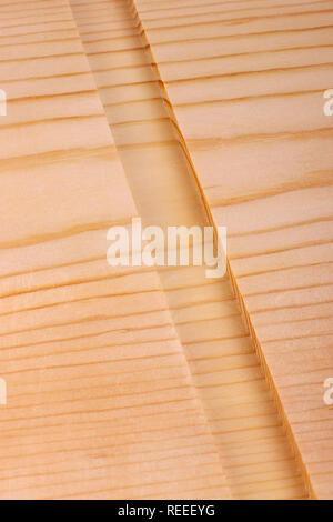 Close-up di una scheda di pino con un fresco canale routered per macchine per la lavorazione del legno dado verticale comune Foto Stock