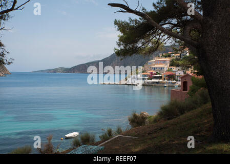 La vista della baia e il pittoresco villaggio di Assos, sull'isola di Cefalonia in Grecia Foto Stock