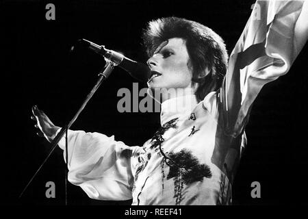 Londra - 12 Maggio: David Bowie suona dal vivo sul palco a Earls Court Arena del 12 maggio 1973 durante la Ziggy Stardust tour (foto di Gijsbert Hanekroot) Foto Stock