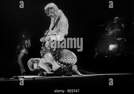 Londra - 12 Maggio: David Bowie suona dal vivo sul palco a Earls Court Arena del 12 maggio 1973 durante la Ziggy Stardust tour (foto di Gijsbert Hanekroot) Foto Stock