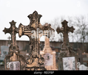 Antica croce sulle tombe in un cimitero Foto Stock