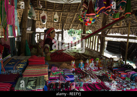 Signora che vende merci a Hmong Thailandia Foto Stock