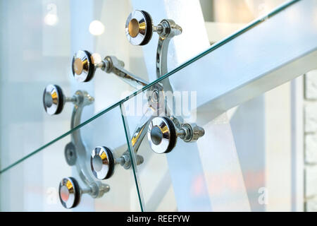 Architettura di sfondo astratto. Vetro cortina muraria. Elementi di fissaggio in metallo elementi di spider glass sistema. Facciata dettaglio Windows Foto Stock