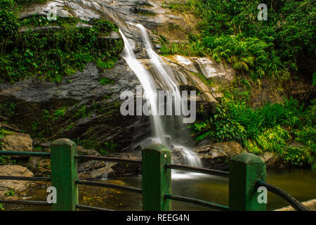 Rio de Janeiro, Brasile - 20 Gennaio 2019: bella cascata denominata "Cascatinha Taunayon' sulla natura verde nella foresta pluviale Atlantica, Foresta di Tijuca Foto Stock