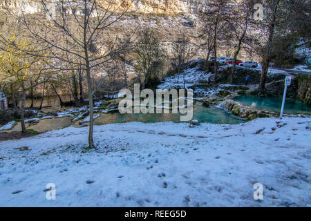 La vista delle cascate che attraversano la città di Orbaneja del Castillo nella provincia di Burgos , Spagna Foto Stock