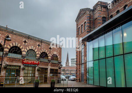 Paesaggio colpo di riqualificazione della città. Il Grade ii Listed è un tappeto di storici edifici di mulino a Kidderminster ora rinnovato formando Weaver's Wharf. Foto Stock