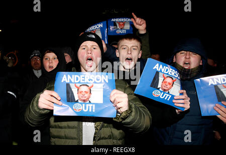 Bolton Wanderers tifosi protesta il presidente e la maggioranza di stakeholder di Ken Anderson prima di cielo scommessa match del Campionato presso l Università di Bolton Stadium. Foto Stock
