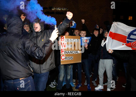 Bolton Wanderers tifosi protesta il presidente e la maggioranza di stakeholder di Ken Anderson prima di cielo scommessa match del Campionato presso l Università di Bolton Stadium. Foto Stock
