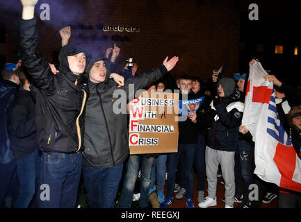 Bolton Wanderers tifosi protesta il presidente e la maggioranza di stakeholder di Ken Anderson prima di cielo scommessa match del Campionato presso l Università di Bolton Stadium. Foto Stock