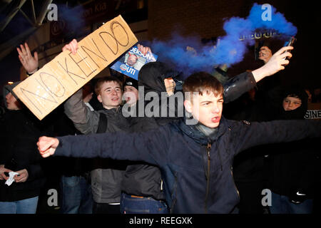 Bolton Wanderers tifosi protesta il presidente e la maggioranza di stakeholder di Ken Anderson prima di cielo scommessa match del Campionato presso l Università di Bolton Stadium. Foto Stock