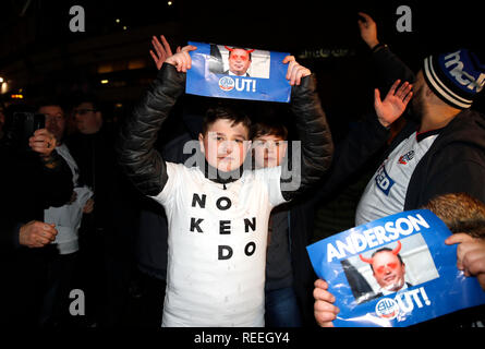 Bolton Wanderers tifosi protesta il presidente e la maggioranza di stakeholder di Ken Anderson prima di cielo scommessa match del Campionato presso l Università di Bolton Stadium. Foto Stock