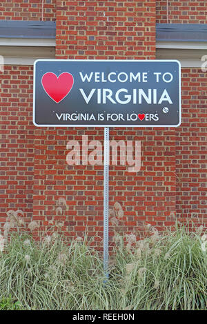 Segno di benvenuto e slogan per lo stato della Virginia in corrispondenza di una zona di riposo al di fuori della Interstatale 64 Foto Stock