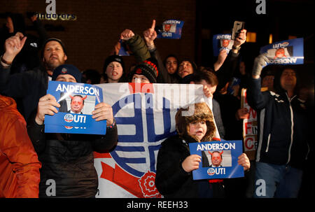 Bolton Wanderers tifosi protesta il presidente e la maggioranza di stakeholder di Ken Anderson prima di cielo scommessa match del Campionato presso l Università di Bolton Stadium. Foto Stock