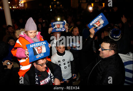Bolton Wanderers tifosi protesta il presidente e la maggioranza di stakeholder di Ken Anderson prima di cielo scommessa match del Campionato presso l Università di Bolton Stadium. Foto Stock