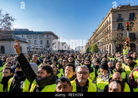 Una folla di conducenti di taxi con giubbotti di colore giallo sono visti la raccolta di fronte al Parlamento di Catalogna durante lo sciopero. Quarto giorno sciopero, dopo non essere ricevuto in Parlamento della Catalogna, i tassisti in dimostrazione hanno tagliato il traffico proveniente da Ronda del Litoral percorso, la pre-prenotazione tempo del VTC servizi (Uber e Cabify), che il governo vuole fissare in quindici minuti e i sindacati in 12 ore, è il punto forte del disaccordo. Foto Stock