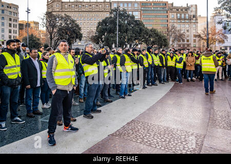 Una folla di conducenti di taxi sono visti in Assemblea durante lo sciopero. Quarto giorno sciopero, dopo non essere ricevuto in Parlamento della Catalogna, i tassisti in dimostrazione hanno tagliato il traffico proveniente da Ronda del Litoral percorso, la pre-prenotazione tempo del VTC servizi (Uber e Cabify), che il governo vuole fissare in quindici minuti e i sindacati in 12 ore, è il punto forte del disaccordo. Foto Stock