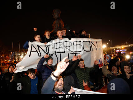 Bolton Wanderers tifosi protesta il presidente e la maggioranza di stakeholder di Ken Anderson prima di cielo scommessa match del Campionato presso l Università di Bolton Stadium. Foto Stock