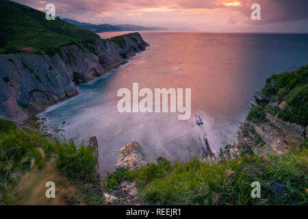 Spiaggia di Itzurun a Zumaia con la famosa costa di flysch, Paese Basco. Foto Stock