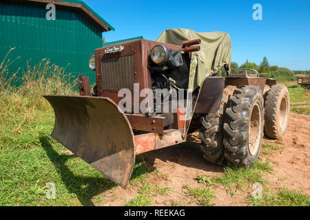 RUSSIA, VALDAY - Agosto 18, 2018: vecchio trattore fatti in casa con una pala per la pulizia di strade di campagna in un giorno di estate Foto Stock