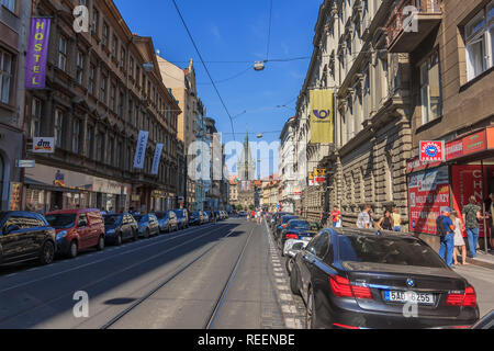 Praga, Repubblica Ceca - Agosto 17, 2018: strada europeo e la Torre Jindrisska Foto Stock