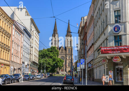 Praga, Repubblica Ceca - Agosto 17, 2018: Piazza della pace e la chiesa di Santa Ludmilla Foto Stock