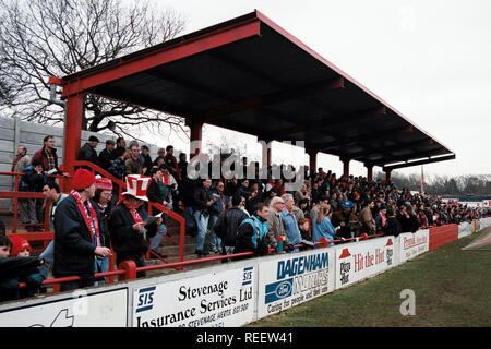 Coperti i terrazzamenti a Stevenage Borough FC Football Ground, Broadhall Way, Stevenage, Hertfordshire, raffigurato il 2 marzo 1996 Foto Stock