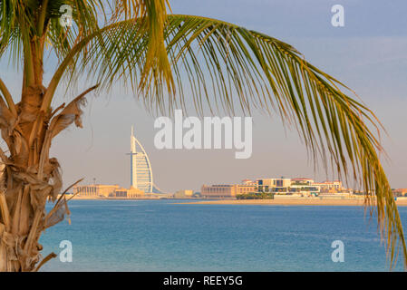 Vista sul Burj al Arab e Jumeirah Palm tree in Dubai Emirati Arabi Uniti Foto Stock