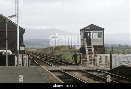 Drigg passaggio a livello e la stazione ferroviaria sulla costa di pennini linea ferroviaria Nord Ovest Inghilterra Foto Stock