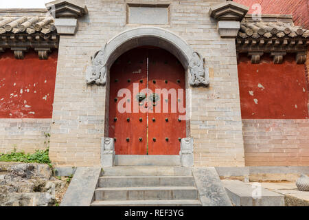 Dengfeng, Cina - 17 Ottobre 2018: un vecchio stile porta in pietra all'interno del tempio Shaolin Songshan dengfeng città nella provincia di Henan in Cina. Foto Stock