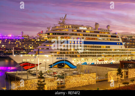 Funchal Aida crociera nave ormeggiata nel porto di Funchal pernottamento Funchal Madeira Portogallo UE Europa Foto Stock