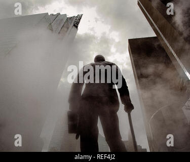 George M. Cohan statua in Times Square avvolto nella nebbia. Manhattan, New York, Stati Uniti d'America. Foto Stock